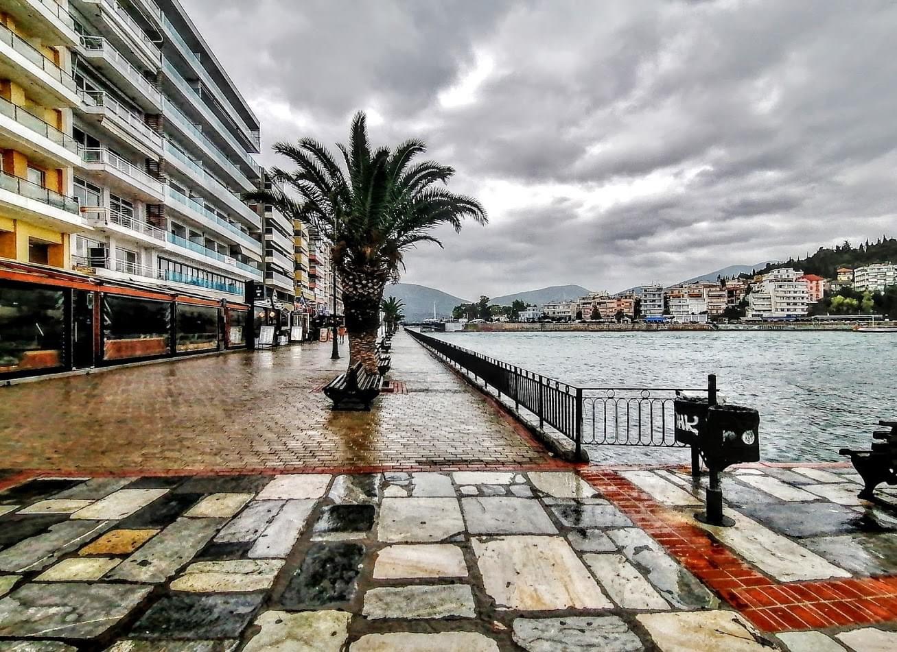 «Άνοιξαν» οι ουρανοί στη Χαλκίδα – Οι δρόμοι έγιναν… «ποτάμια» από το μπουρίνι (βίντεο)