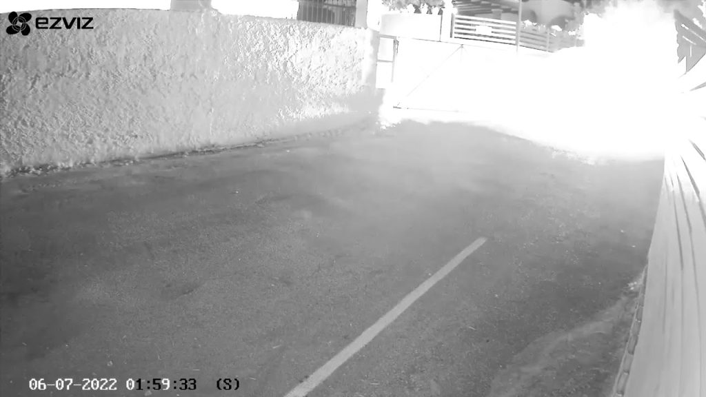 Εμπρησμός στην Πάργα: Βίντεο ντοκουμέντο δείχνει εμπρηστή που εμφανίστηκε ξαφνικά με ένα σεντόνι και έβαλε φωτιά