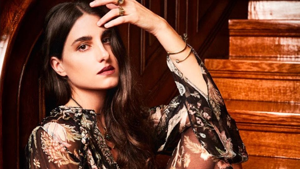 Παυλίνα Βουλγαράκη: Ποζάρει τόπλες στα Κύθηρα