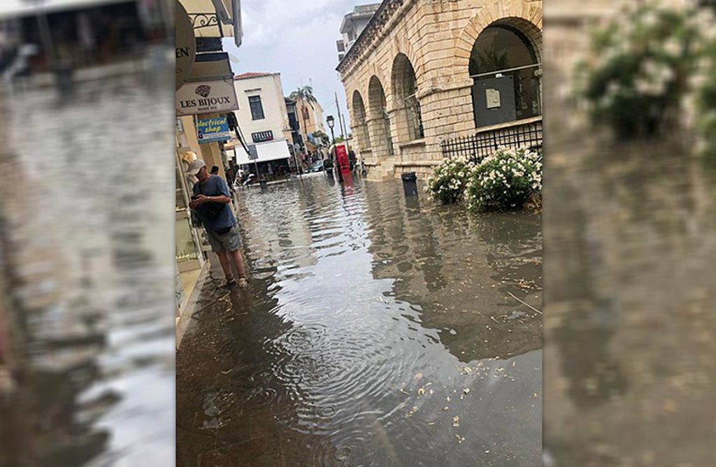 Καταιγίδα στο Ρέθυμνο: Ποτάμια οι δρόμοι από την σφοδρή βροχόπτωση – Διακοπές ρεύματος (φώτο)