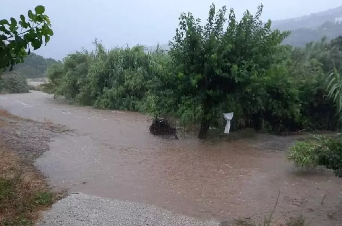 Η κακοκαιρία «σφυροκοπά» τη Σκύρο – Να κηρυχθεί σε κατάσταση έκτακτης ανάγκης ζητά ο δήμαρχος