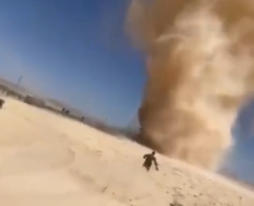 Ισραηλινός στρατιώτης βλέπει αμμοθύελλα και τρέχει πάνω της! (βίντεο)