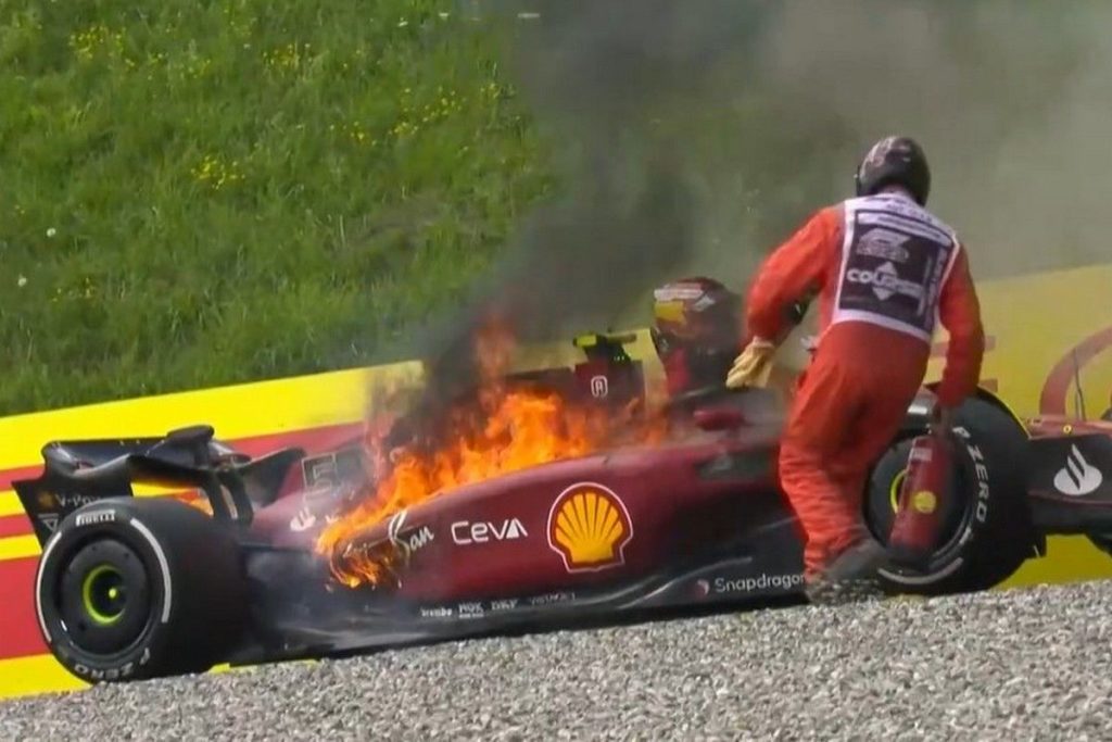 Formula 1: Πήρε φωτιά η Ferrari του Κ.Σάινθ – Πρόλαβε εγκαίρως να βγει από το όχημα ο πιλότος (βίντεο)