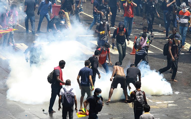 Οι διαδηλωτές στη Σρι Λάνκα θα συνεχίσουν την κατάληψη των κατοικιών του προέδρου και του πρωθυπουργού μέχρι να παραιτηθούν