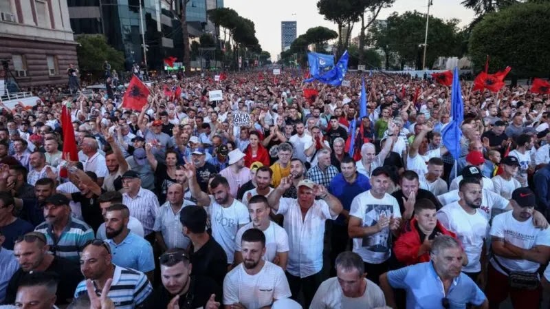 Μαζική διαδήλωση στην Αλβανία για την ακρίβεια και την διαφθορά