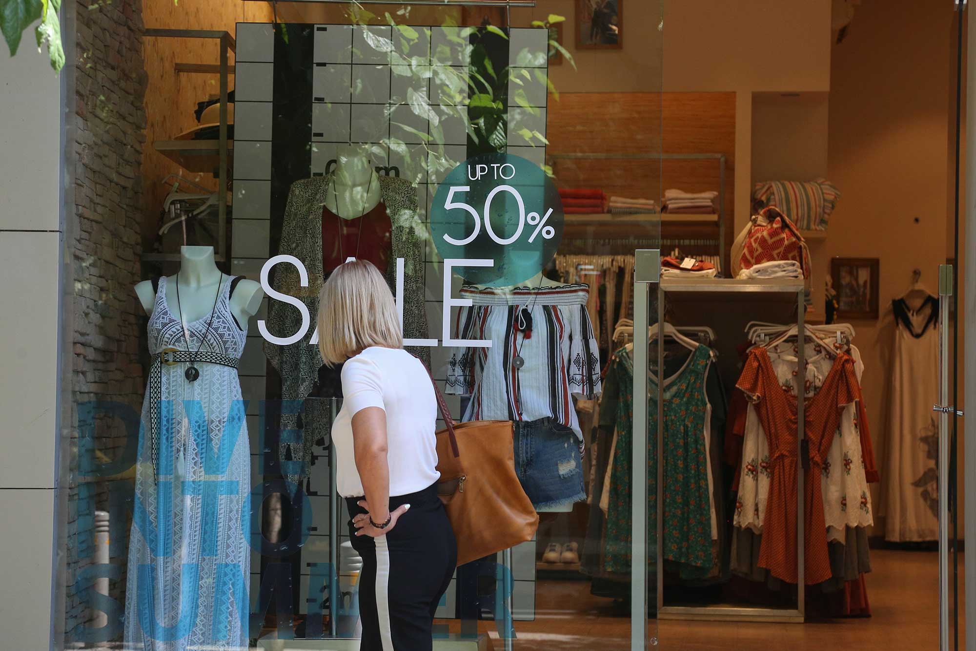 Ξεκινούν αύριο οι θερινές εκπτώσεις – Ποια Κυριακή θα είναι ανοιχτά τα καταστήματα