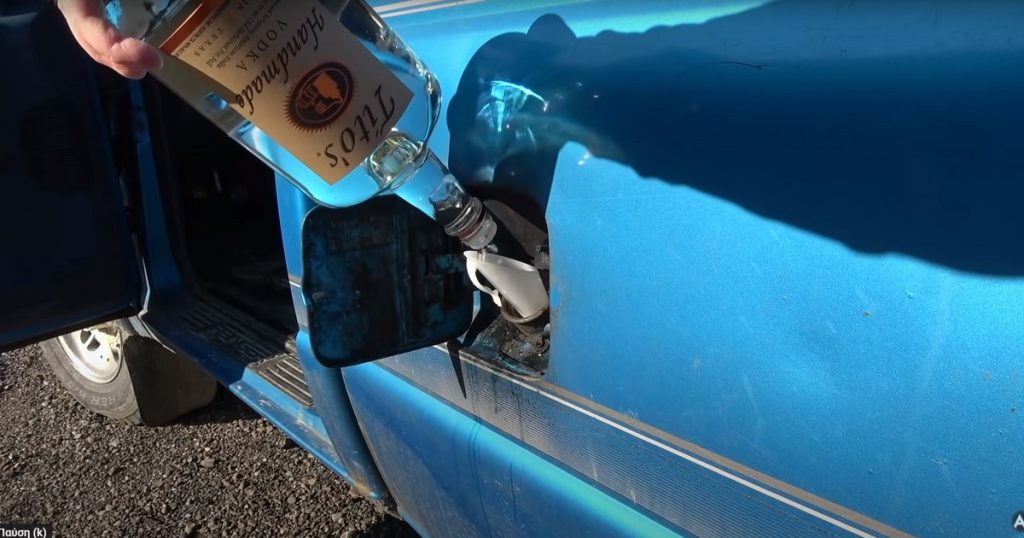 Τι θα γίνει αν βάλει κανείς ένα αλκοολούχο ποτό στο ρεζερβουάρ του αυτοκινήτου; (βίντεο)