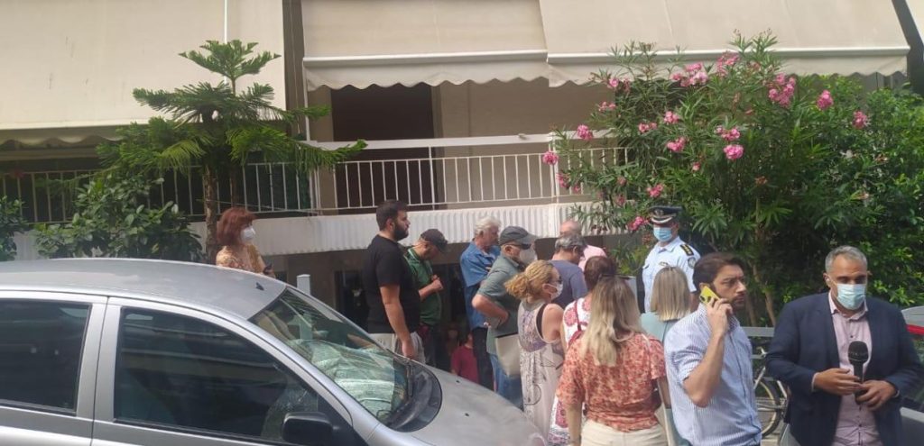 Συνεργάτιδα Μίκη Θεοδωράκη: Αστυνομία και κλητήρας στο σπίτι της Ιωάννας Κολοβού για την έξωση