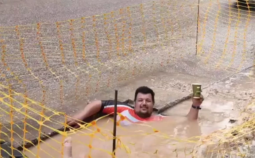 Ορεστιάδα: Τρόλαρε την κακοκαιρία – Έκανε… βουτιά σε λακκούβα πίνοντας τον καφέ του (βίντεο)