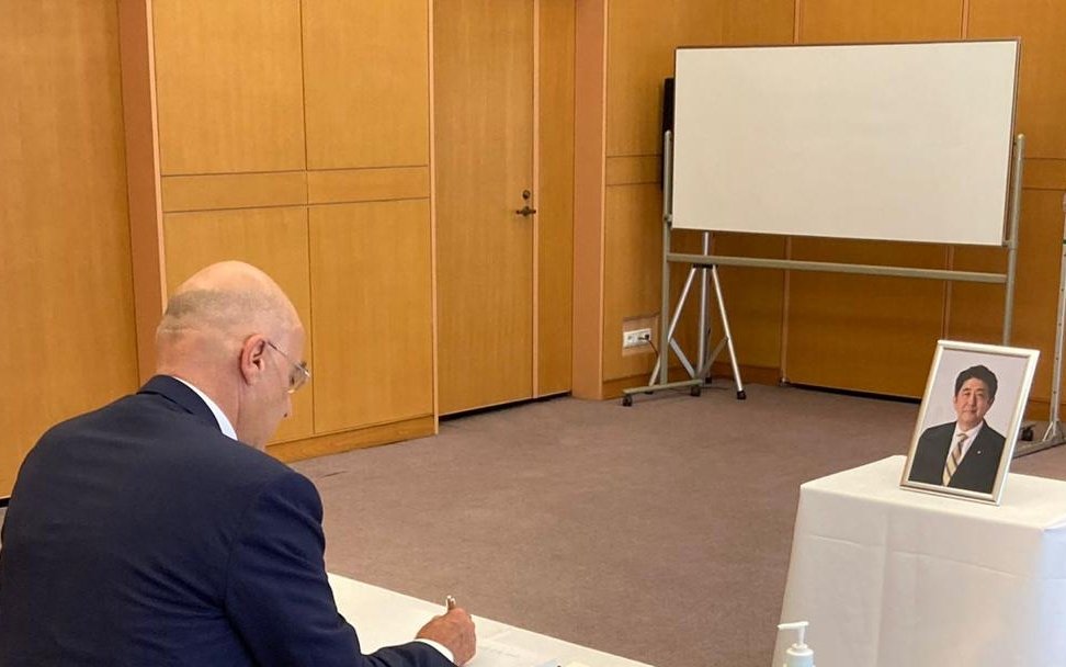 Ν.Δένδιας: Υπέγραψε το Βιβλίο Συλληπτηρίων για τον Σίνζο Άμπε