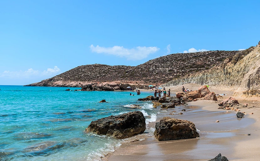 Θα σε κάνει να «κολλήσεις» μαζί της – Άργιλος: Η παραλία με το φυσικό σπα στο Λασίθι (φώτο)