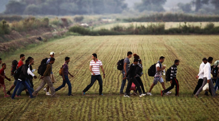 Το ΑΚΚΕΛ ύψωσε 30 ελληνικές σημαίες έξω από το ΚΥΤ Φυλακίου που έστησε η  κυβέρνηση