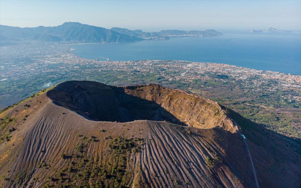 Ιταλία: Τουρίστας έπεσε μέσα στον Βεζούβιο την ώρα που έβγαζε… selfie – Είχε αμυχές και μελανιές