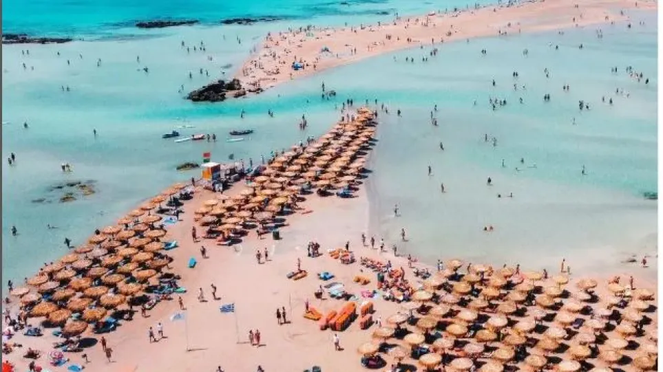 Ελαφονήσι: Σάλος για τις δεκάδες ξαπλώστρες που «κατακλύζουν» παραλία – Τι απαντά ο δήμος Κισσάμου