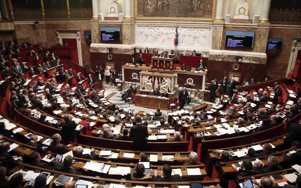 Γαλλία: Η Βουλή απέρριψε την πρόταση μομφής κατά της κυβέρνησης