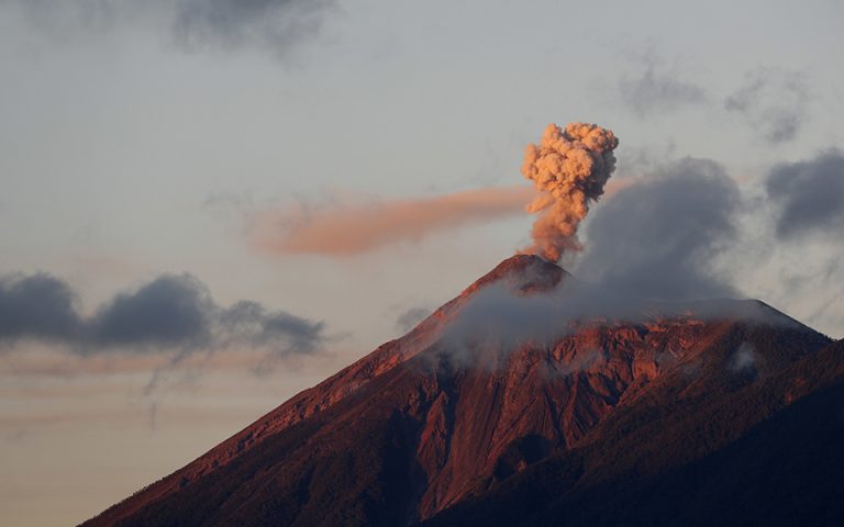 Γουατεμάλα: «Ξύπνησε» το ηφαίστειο Φουέγκο – «Έτοιμο» για μεγάλη έκρηξη