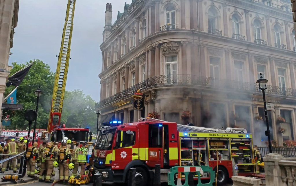 Μεγάλη φωτιά στην πλατεία Τραφάλγκαρ στο Λονδίνο – Επιχειρούν 70 πυροσβέστες (βίντεο)