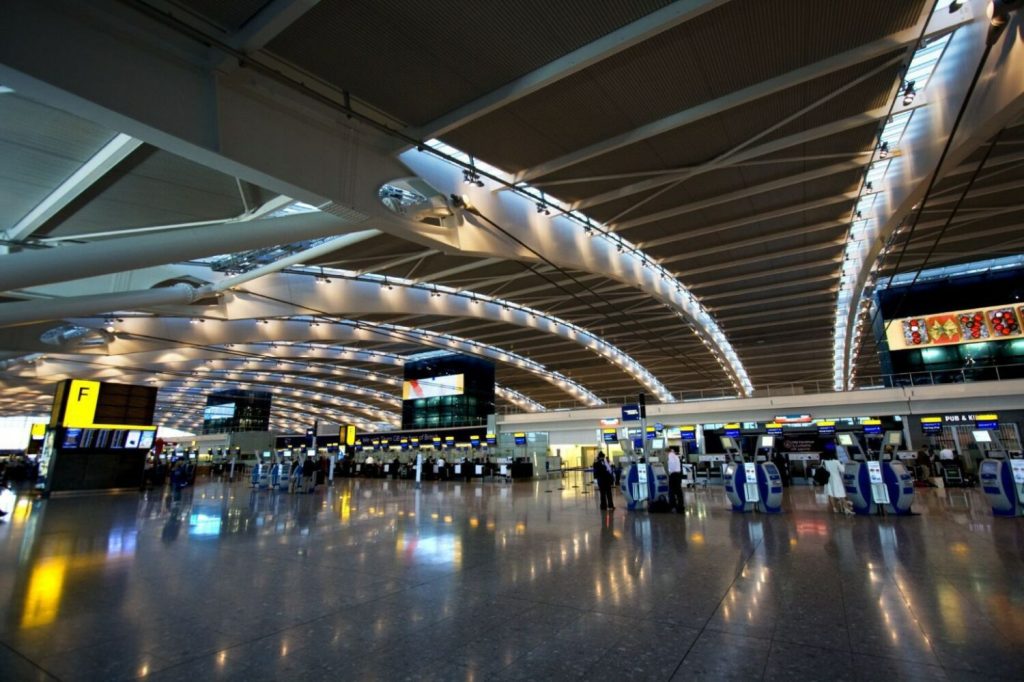 Χίθροου: Το μεγαλύτερο αεροδρόμιο της Βρετανίας βάζει όριο τους 100.000 επιβάτες καθημερινά 