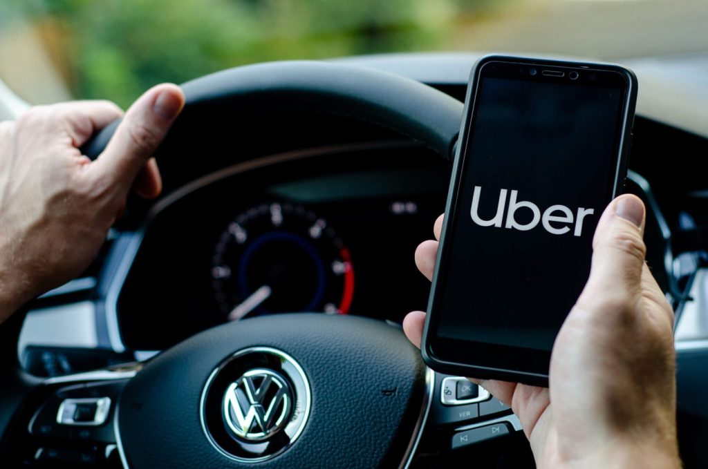 ΣΑΤΑ για σκάνδαλο Uber: «Μήπως έκαναν τα ίδια και στην Ελλάδα;»
