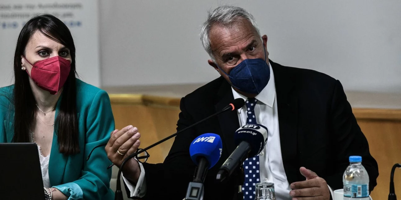 Με σαβουάρ βιβρ οι δημόσιοι υπάλληλοι: Ο νέος Κώδικας Ηθικής και Επαγγελματικής Συμπεριφοράς στο Δημόσιο