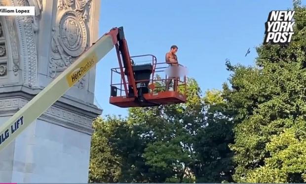ΗΠΑ: Μαινόμενος άντρας ανέβηκε γυμνός πάνω σε γερανό απειλώντας ότι θα πέσει