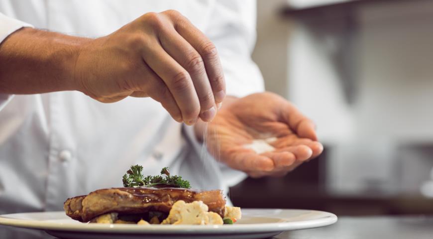 Νέα βρετανική έρευνα: Προσθήκη αλατιού σε ήδη μαγειρεμένο φαγητό κόβει χρόνια από τη ζωή