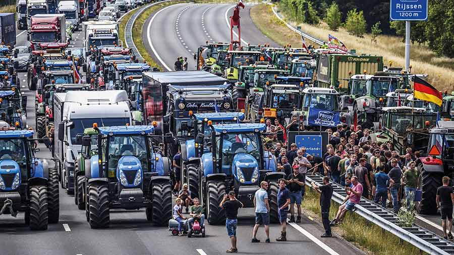 Η Ολλανδία ζει την εξέγερση των αγροτών: «Χωρίς πολιτικούς ζείτε – Χωρίς εμάς όμως όχι»