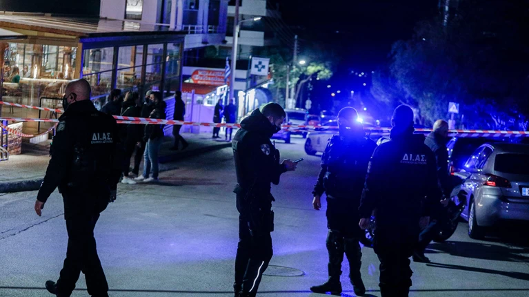 Χειροπέδες σε δύο άτομα για την ένοπλη συμπλοκή έξω από φούρνο στη Βούλα