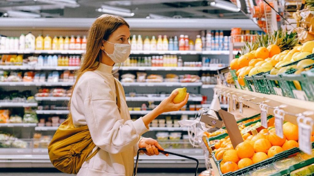 «Ελαφρύτερο» το καλάθι της νοικοκυράς: Οι βιομηχανίες τροφίμων μικραίνουν τις συσκευασίες αλλά δεν ρίχνουν τις τιμές