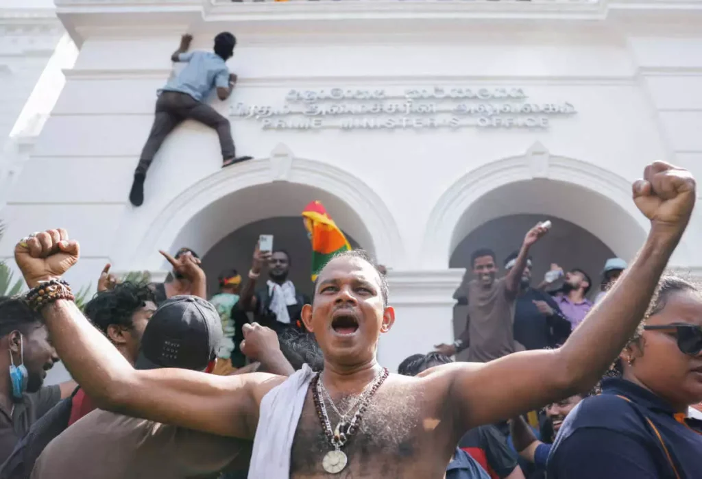 Σρι Λάνκα: Οι διαδηλωτές «εισέβαλαν» στο γραφείο του πρωθυπουργού (φώτο-βίντεο)