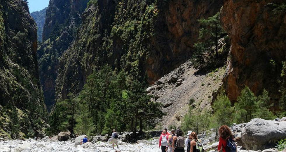 Κρήτη: Τραυματίστηκαν δύο τουρίστριες στο Φαράγγι της Σαμαριάς – Έγινε αεροδιακομιδή