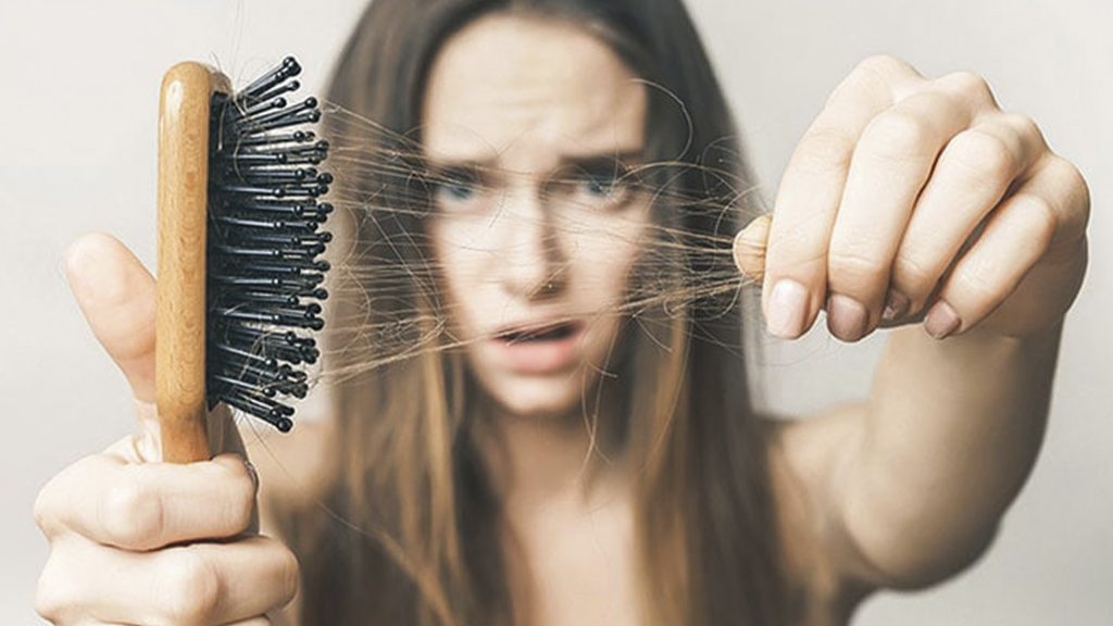 Τριχόπτωση: Να γιατί πέφτουν περισσότερα μαλλιά το καλοκαίρι