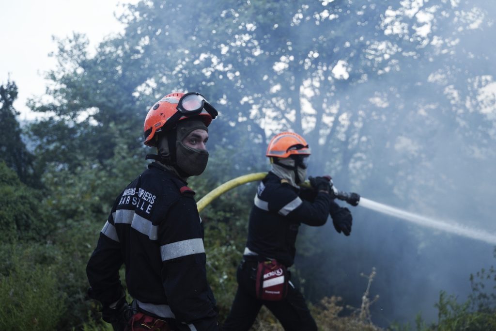 Φωτιά στη Νότια Εύβοια: Καίει χαμηλή βλάστηση όμως εξαπλώνεται γρήγορα λόγω των ισχυρών ανέμων