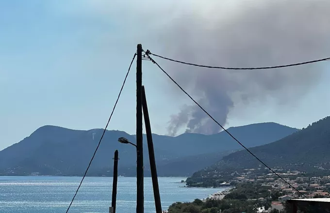 Φωτιά στη Σάμο: Aναζωπύρωση πάνω από τον οικισμό Αγία Κυριακή στον Μαραθόκαμπο