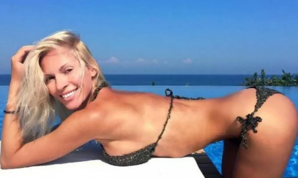 Η Ασημίνα Ιγγλέζου βουτάει τόπλες και σε αφήνει να χαζεύεις την «πίσω» της όψη (φωτό)