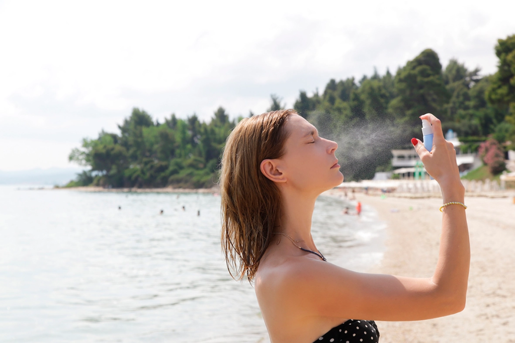 Aντηλιακό σπρέι προσώπου: Δείτε πώς να το επιλέξετε & πώς να το εφαρμόσετε