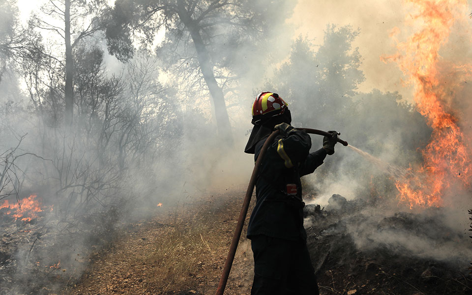 Σε εξέλιξη η φωτιά στην Κορινθία: Λιποθύμησε πυροσβέστης και μεταφέρθηκε σε νοσοκομείο