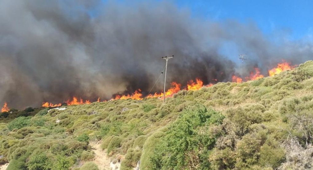 Φωτιά σε εξέλιξη στην Κρύα Βρύση Ρεθύμνου