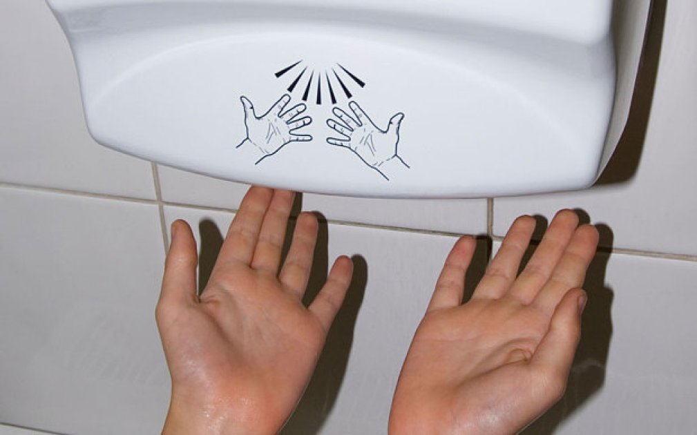 Το πείραμα με τους στεγνωτήρες αέρα στις δημόσιες τουαλέτες που θα σας κάνει να μην τους ξαναπλησιάσετε!