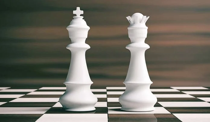 Γαλλία: Ρεκόρ Γκίνες για το μεγαλύτερο πιόνι σκακιού διεκδικεί ένας «βασιλιάς» ύψους 6,27 μέτρων