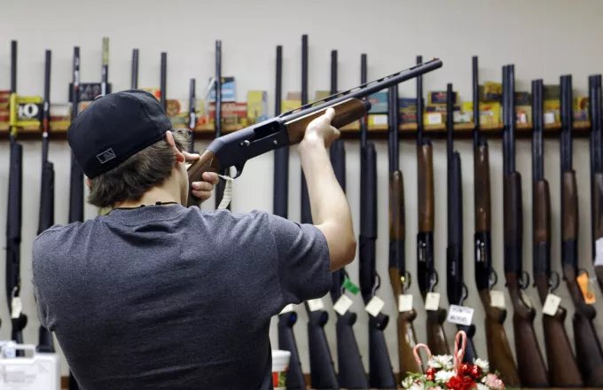 ΗΠΑ: Για πρώτη φορά έπειτα από 20 χρόνια – Σκέφτονται την απαγόρευση πώλησης των όπλων