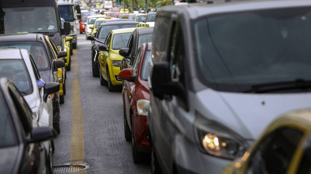 Παραλιακή: Μεγάλες καθυστερήσεις στην κυκλοφορία των οχημάτων μετά το τροχαίο ατύχημα    