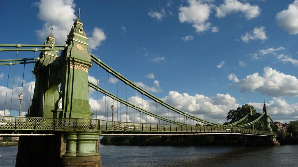 Bρετανία: Οι Αρχές τύλιξαν με αλουμινόχαρτο μεγάλη γέφυρα – Δείτε γιατί 