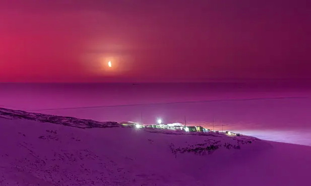 Εντυπωσιακό: Η σκόνη του ηφαιστείου της Τόνγκα έβαψε… ροζ τον ουρανό στην Ανταρκτική (βίντεο)