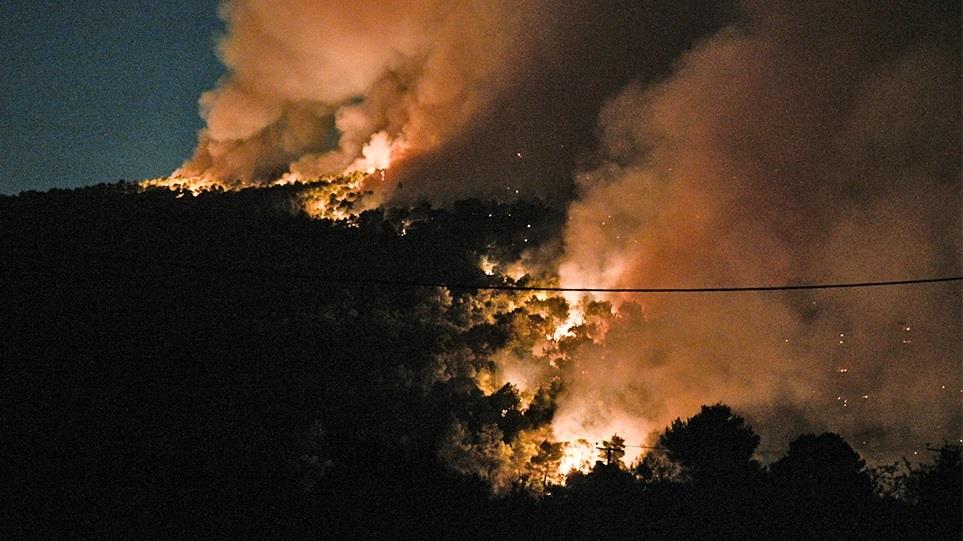 Δύσκολη νύχτα στο Ρέθυμνο: Μάχη με τις φλόγες και τους θυελλώδεις ανέμους – Έξι οικισμοί έχουν εκκενωθεί