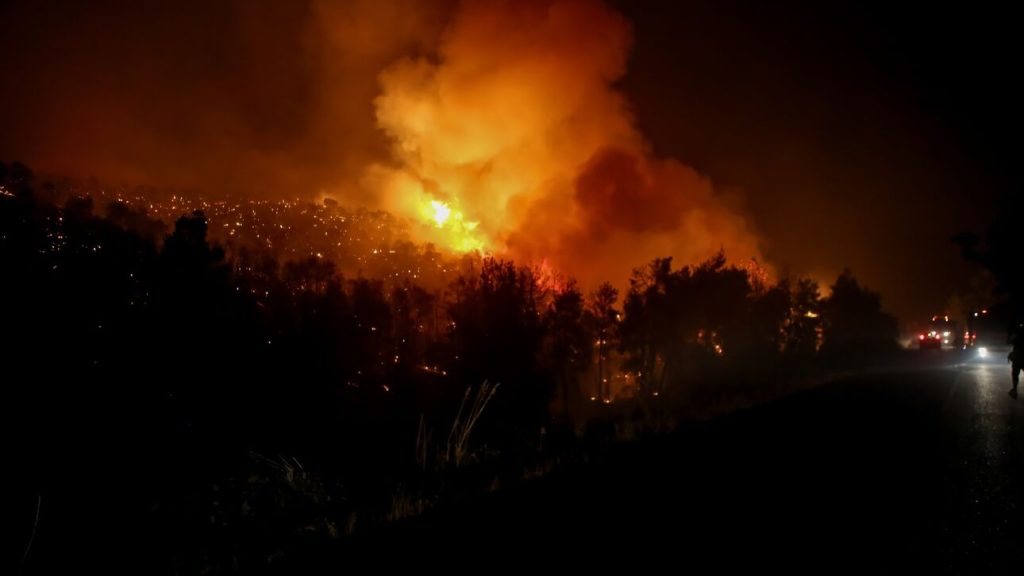 Μαίνεται η μεγάλη πυρκαγιά στο Ρέθυμνο – Οι φλόγες εξαφάνισαν 15.000 στρέμματα (φωτό)