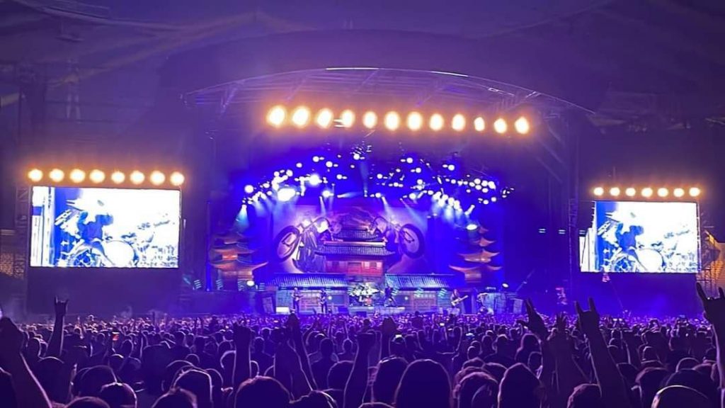«Γκρέμισαν» το ΟΑΚΑ οι Iron Maiden – Πανικός την ώρα που βγήκαν στη σκηνή (βίντεο)