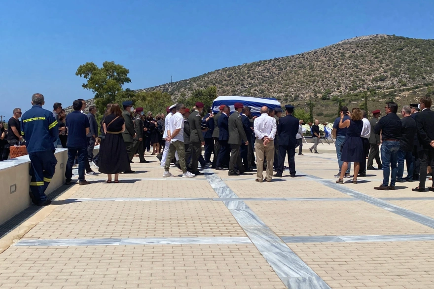 Πτώση ελικοπτέρου στη Σάμο: Θρήνος στην κηδεία του Έλληνα που σκοτώθηκε