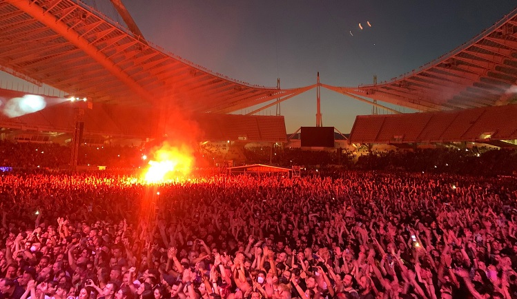 Iron Maiden: Ο Bruce Dickinson «στόλισε» θεατή που άναβε καπνογόνα στις πρώτες σειρές (βίντεο)