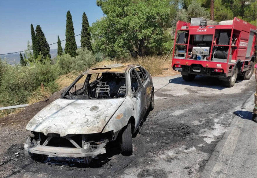 Βόλος: Αυτοκίνητο τυλίχθηκε στις φλόγες – Η οικογένεια γλίτωσε τελευταία στιγμή